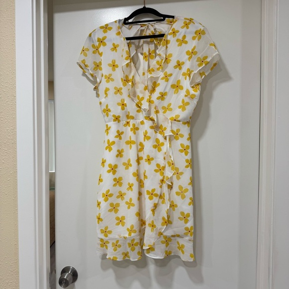 NWT Bardot Revolve Daisy Short Sleeve Mini Dress Size Medium White Yellow - Picture 1 of 8